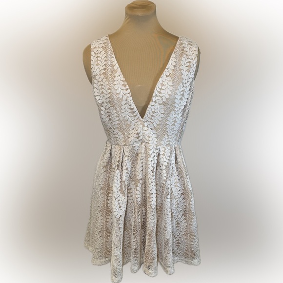 Lulus Dresses & Skirts - NWOT Lulus Lace Overlay Mini Dress